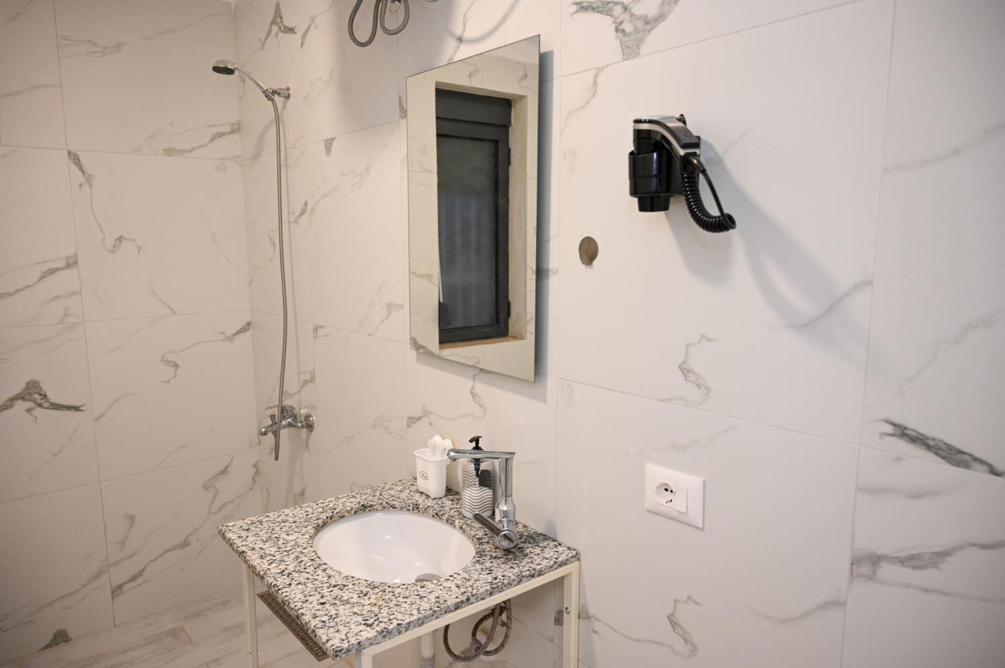 Vila Hoxha Durres Luaran gambar